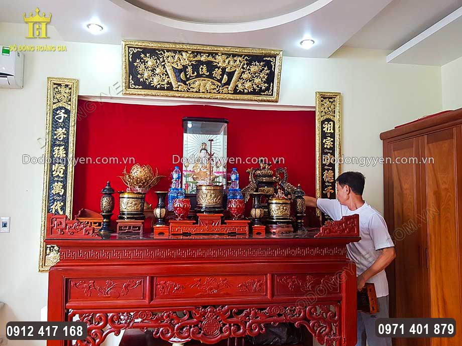 Vật phẩm được chạm th&uacute;c tỉ mỉ tr&ecirc;n đồng v&agrave;ng nguy&ecirc;n tấm